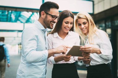 Modern ofiste tablet kullanan mutlu iş arkadaşları