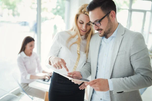 Affärsmän att ha roligt i office — Stockfoto