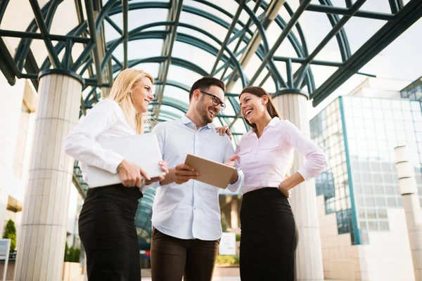 Imagen Socios Empresariales Jóvenes Atractivos Pie Aire Libre —  Fotos de Stock