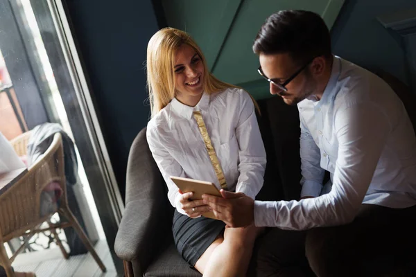 Compañeros Negocios Felices Oficina Moderna Usando Tableta — Foto de Stock