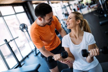 Kişisel antrenör modern bir spor salonu güzel bir kadında talimat