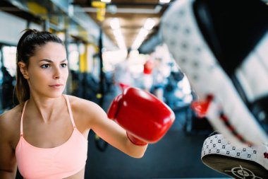 Boks egzersiz fitness sınıf yüzük kadında. Spor salonunda spor eldivenleri tutan adam eğitmen