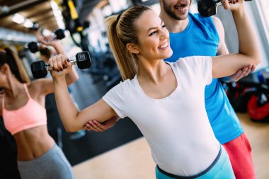 Genç güzel kadın egzersiz halter salonunda ile yapmak