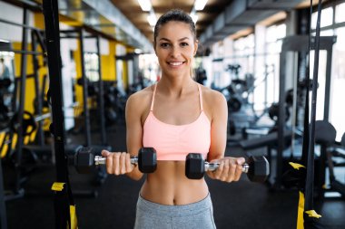 Genç güzel kadın egzersiz halter salonunda ile yapmak