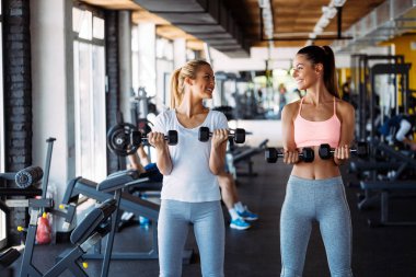 Mutlu genç kadın spor salonunda birlikte yapıyor