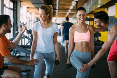 Fitness merkezinde eğitmen denetimi ile çalışma