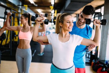 Fitness merkezinde eğitmen denetimi ile çalışma