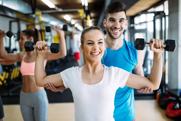 Joven Hermosa Mujer Haciendo Ejercicios Con Entrenador Personal Gimnasio —  Fotos de Stock