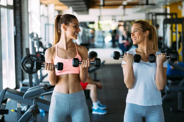 Image Deux Belles Femmes Fitness Dans Salle Gym — Photo