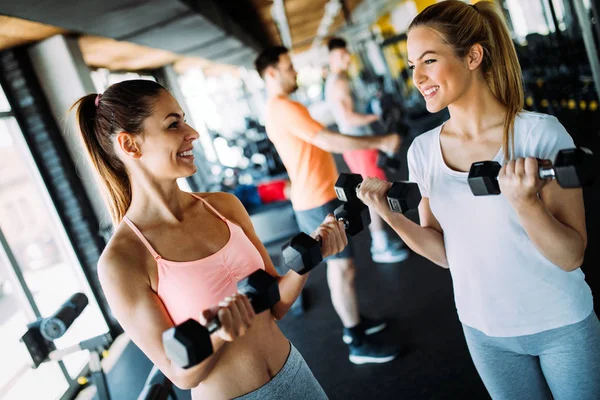 Imagem Duas Belas Mulheres Fitness Ginásio — Fotografia de Stock