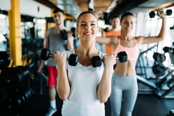 Bir grup insan var egzersiz spor salonunda birlikte