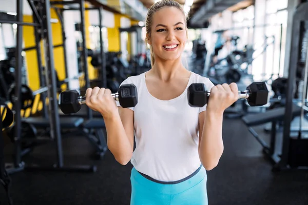 Ung Vakker Kvinne Som Trener Med Ringeklokke Gymsalen – stockfoto