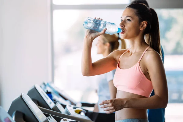 Mujer Deportiva Hidratante Durante Entrenamiento Gimnasio — Foto de Stock