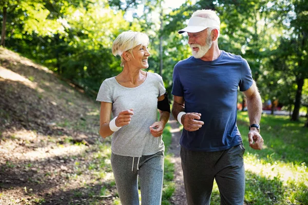 Couple Sénior Jogging Course Plein Air Dans Nature — Photo