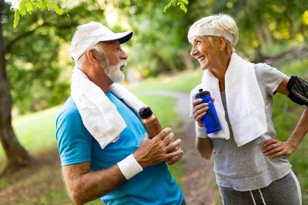 Glückliche Senioren Joggen Gesund Bleiben Und Abzunehmen — Stockfoto