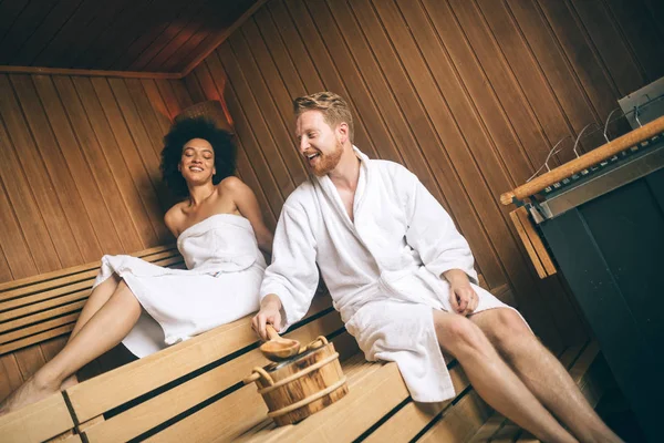 Junges Glückliches Paar Entspannt Sich Einer Sauna Luxuriösen Wellness Resort — Stockfoto