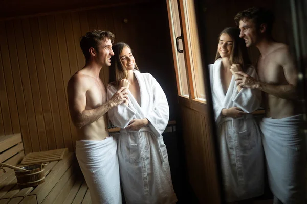 年轻快乐夫妇放松在桑拿浴室在温泉度假酒店豪华 浪漫的恋人在蒸汽浴的身体一天 — 图库照片
