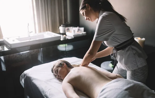 Glad Kvinde Afslappende Modtager Massage Salon - Stock-foto
