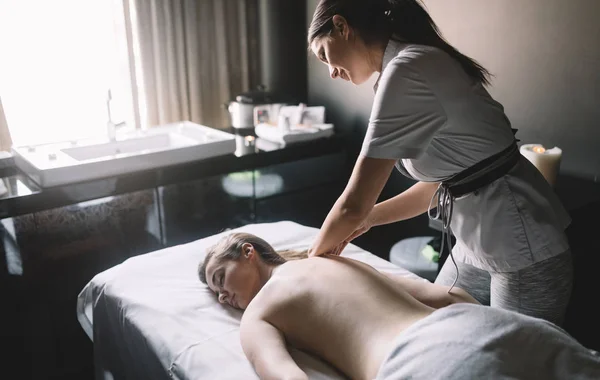 Mulher Feliz Relaxar Recebendo Uma Massagem Salão — Fotografia de Stock