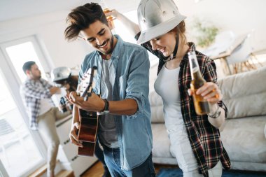 Birlikte parti ve bira içme neşeli arkadaşları