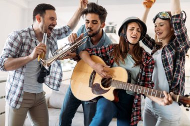 Genç öğrenciler ve arkadaşlar eğlenmeye yudumlarken ahd kutluyor