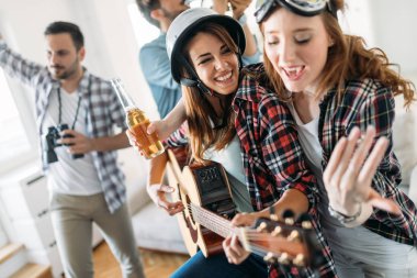 Genç öğrenciler ve arkadaşlar eğlenmeye yudumlarken ahd kutluyor