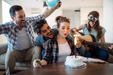 Neşeli genç arkadaşının eğlenceli üzerinde partisi