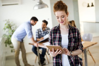 Genç Mimarlar birlikte proje hakkında tartışmaya resmini