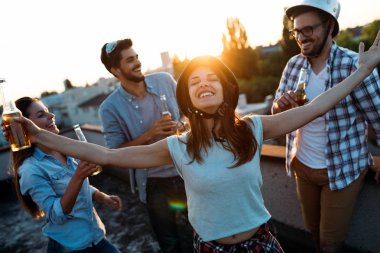 Eğlenceli birlikte açık havada kez harcama mutlu neşeli arkadaşları