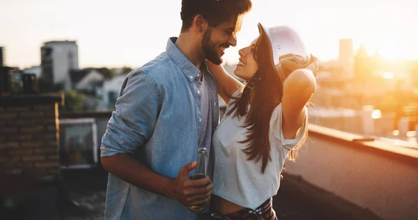 Genç Güzel Mutlu Çift Açık Havada Bira Ile Kızartma — Stok fotoğraf