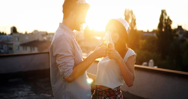 Couple Flirter Tout Prenant Verre Sur Toit Terrasse Coucher Soleil — Photo