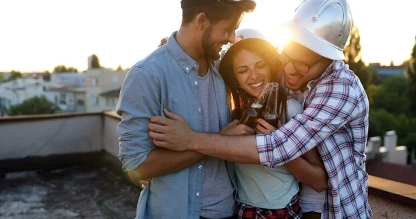 Grupo Jóvenes Amigos Felices Teniendo Fiesta Azotea — Foto de Stock