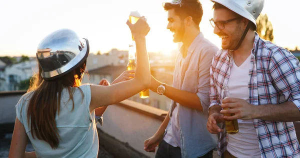 Groep Van Gelukkige Jonge Vrienden Hebben Feest Het Dak — Stockfoto