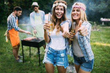 İki güzel genç kadın eğlenceli Barbekü için beklerken