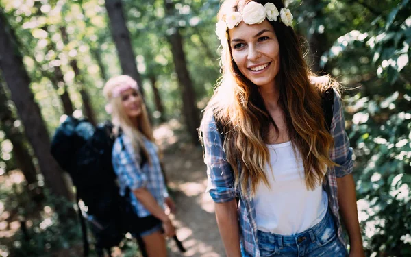 Jovens Mulheres Bonitas Passando Tempo Natureza Explorando Caminhadas — Fotografia de Stock