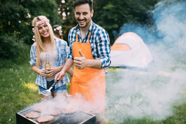 Young Beautiful Woman Handsome Man Having Barbecue — Stock Photo, Image