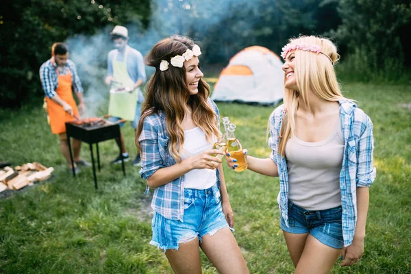 Twee Mooie Jonge Vrouwen Plezier Tijdens Het Wachten Voor Barbecue — Stockfoto