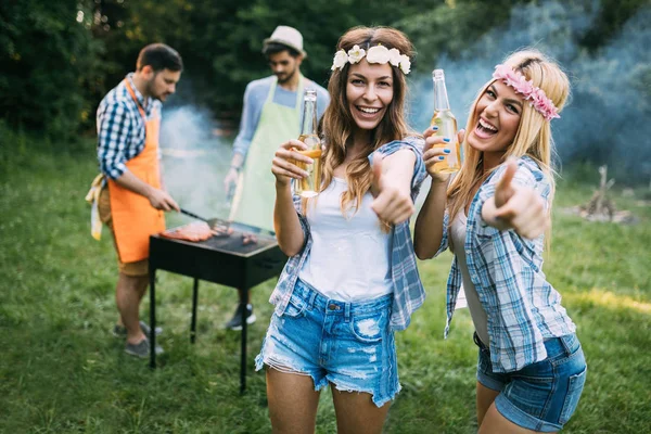 Dos Hermosas Mujeres Jóvenes Divirtiéndose Mientras Esperan Barbacoa —  Fotos de Stock