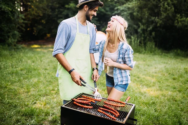 Mooie vrouw en knappe man met barbecue — Stockfoto