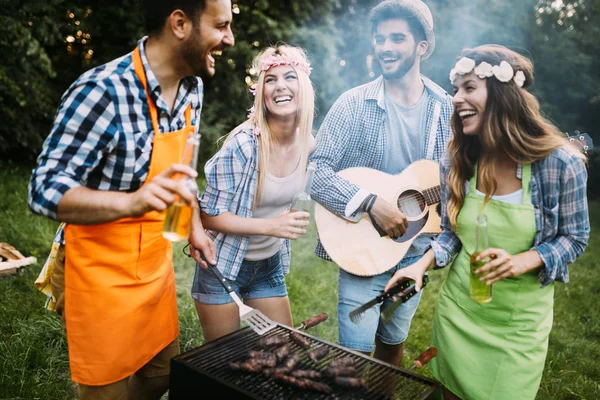 Amigos Felizes Tocando Música Desfrutando Fogueira Natureza — Fotografia de Stock