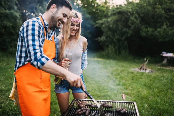 Mulher bonita e homem bonito ter churrasco — Fotografia de Stock