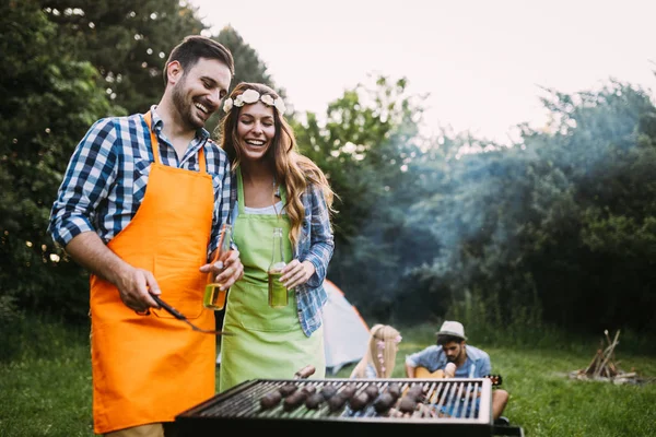 Donna e bello uomo avendo barbecue — Foto Stock