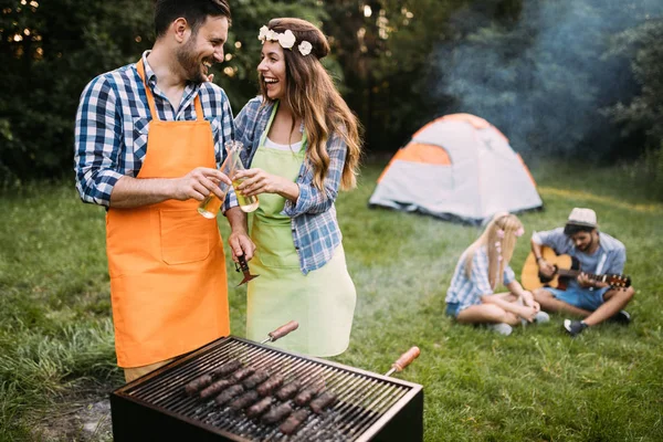 Vrouw en knappe man met barbecue — Stockfoto