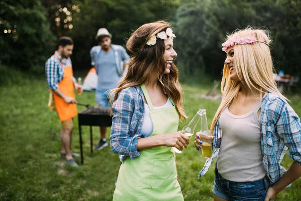 Dos Hermosas Mujeres Jóvenes Divirtiéndose Mientras Esperan Barbacoa —  Fotos de Stock