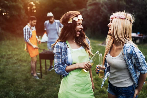 Két Gyönyörű Fiatal Birtoklás Móka Várva Hogy Grill — Stock Fotó