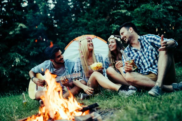 Amigos Felizes Tocando Música Desfrutando Fogueira Natureza — Fotografia de Stock