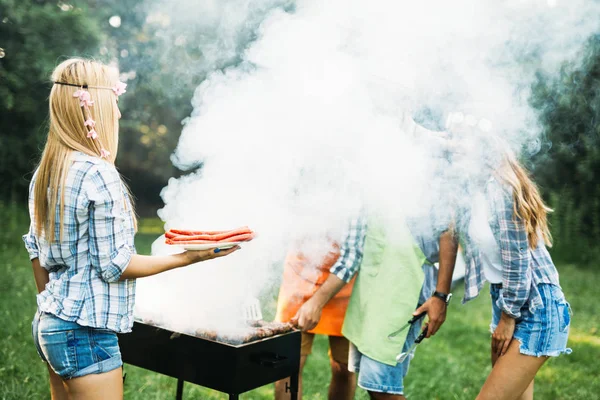 Cheerful Friends Spending Time Nature Having Barbecue — Stock Photo, Image