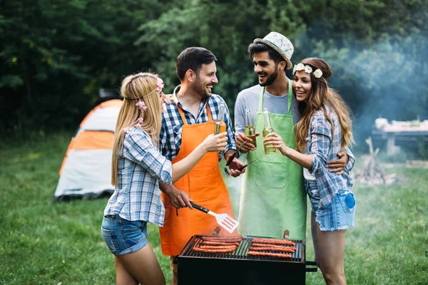 Muntre Venner Tilbringer Tid Naturen Griller – stockfoto