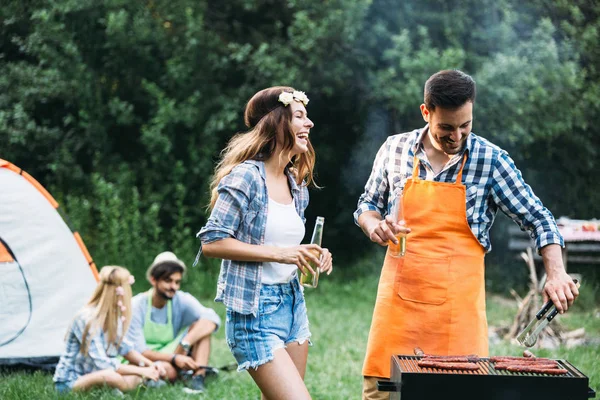 Vrolijke Vrienden Die Tijd Doorbrengen Natuur Barbecueën — Stockfoto