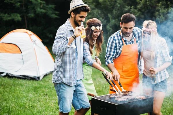 Amici Allegri Trascorrere Del Tempo Nella Natura Fare Barbecue — Foto Stock